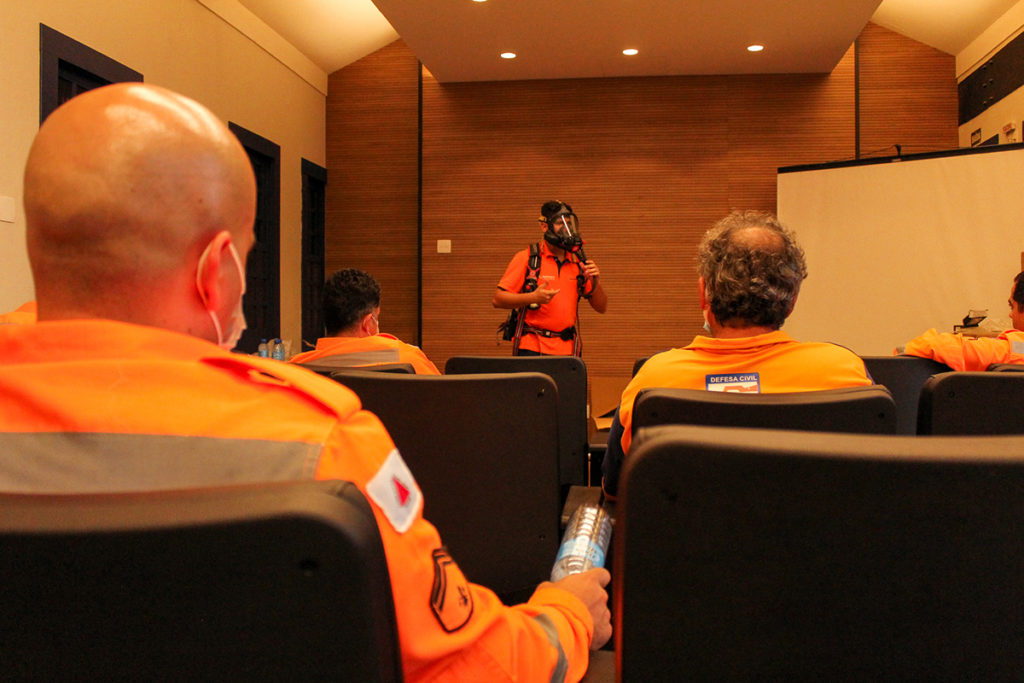Instrutor orienta Bombeiros para o uso do Equipamento Autônomo de Proteção.