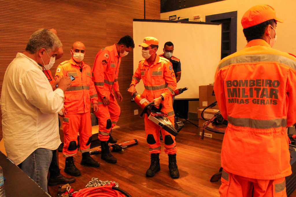 Bombeiros dividem experiência ao manusear desencarcerador.
