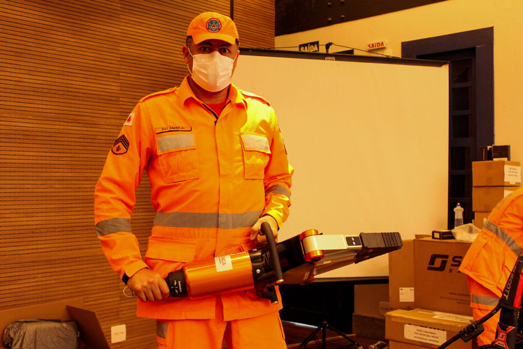 Bombeiros receberam instruções para operações com desencarcerador.