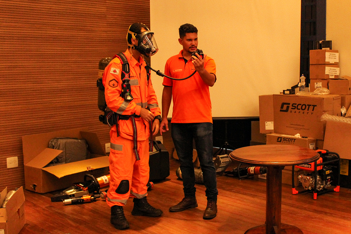 Bombeiros receberam treinamento para operar novos equipamentos