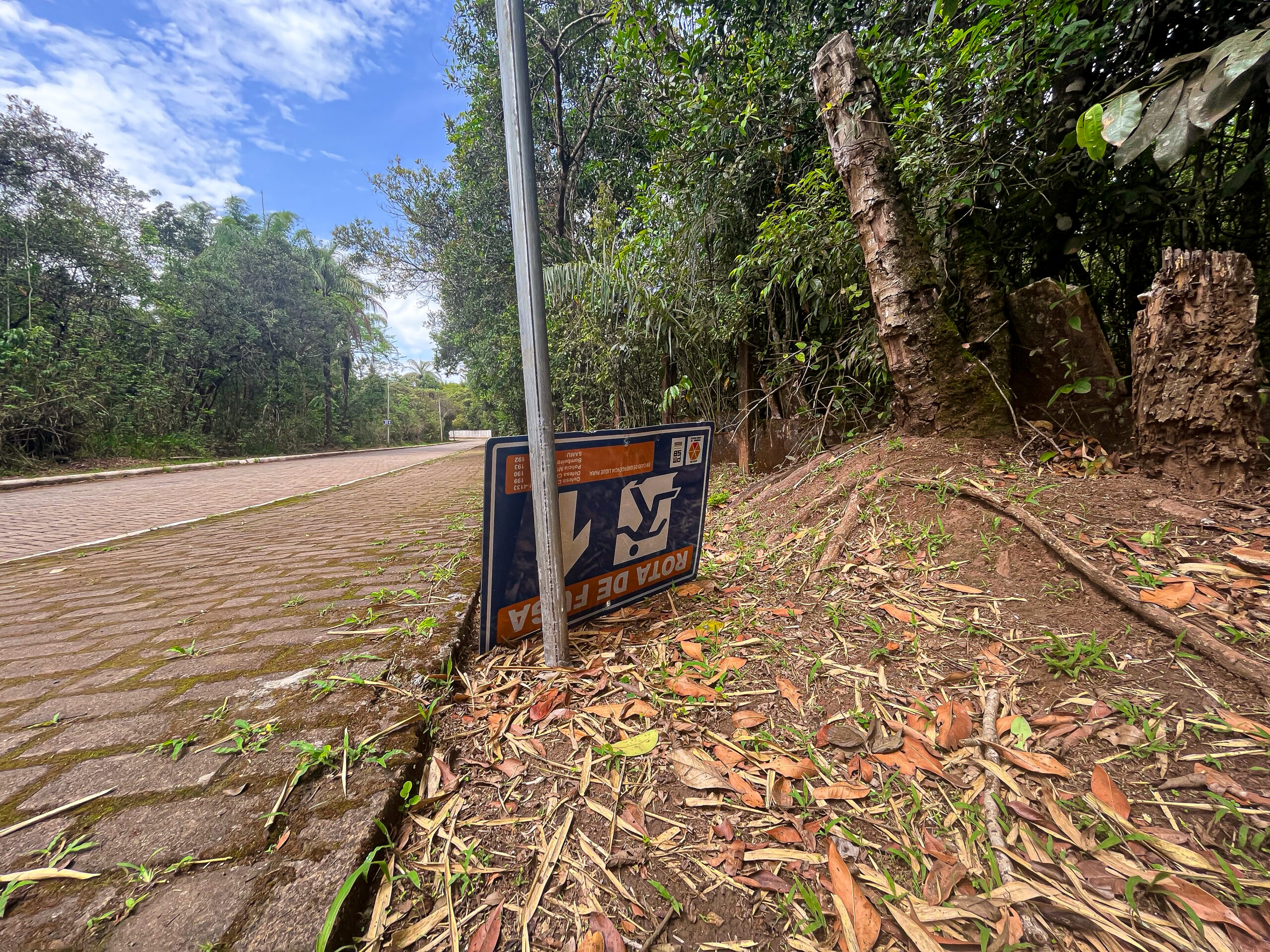 Danificar placas de sinalização em Zonas de Autossalvamento (ZAS) prejudica ações de prevenção e é considerado crime