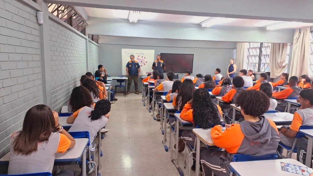 DEFESA CIVIL MUNICIPAL REALIZA CAMPANHA SOBRE COMPORTAMENTO SEGURO DURANTE O PERÍODO CHUVOSO NAS ESCOLAS DE CONGONHAS